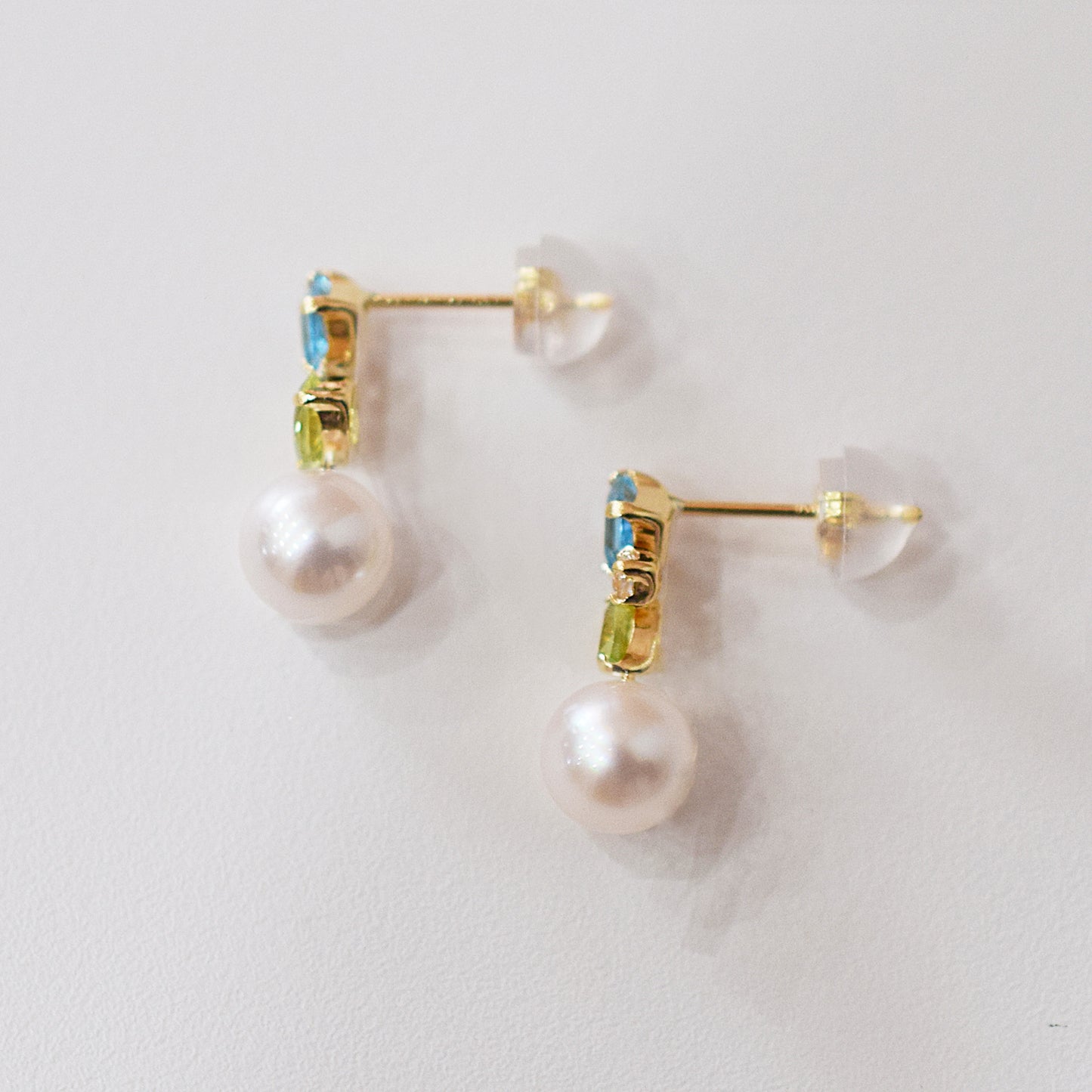 Hanadama rank Whitepink 6mm - 6.5mm K18YG Earrings Semi-precious stone Japan Blue topaz white topaz peridot